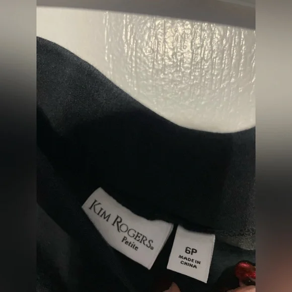 Kim Rogers Petite size 6 black stretchy capris - Picture 2 of 3
